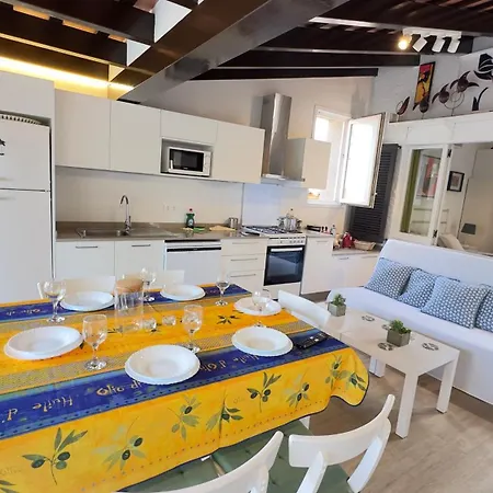 Casa Con Jardin A 35 Metros De La Playa. Br.